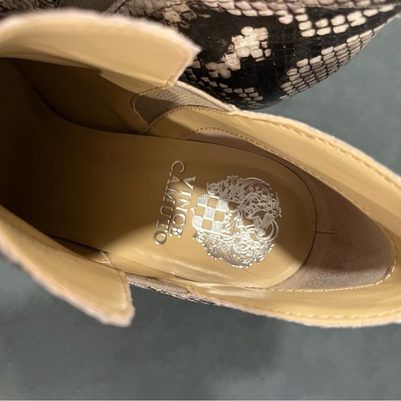 Vince Camuto sz 8 Famhida snakeprint ankle booties - Picture 11 of 14